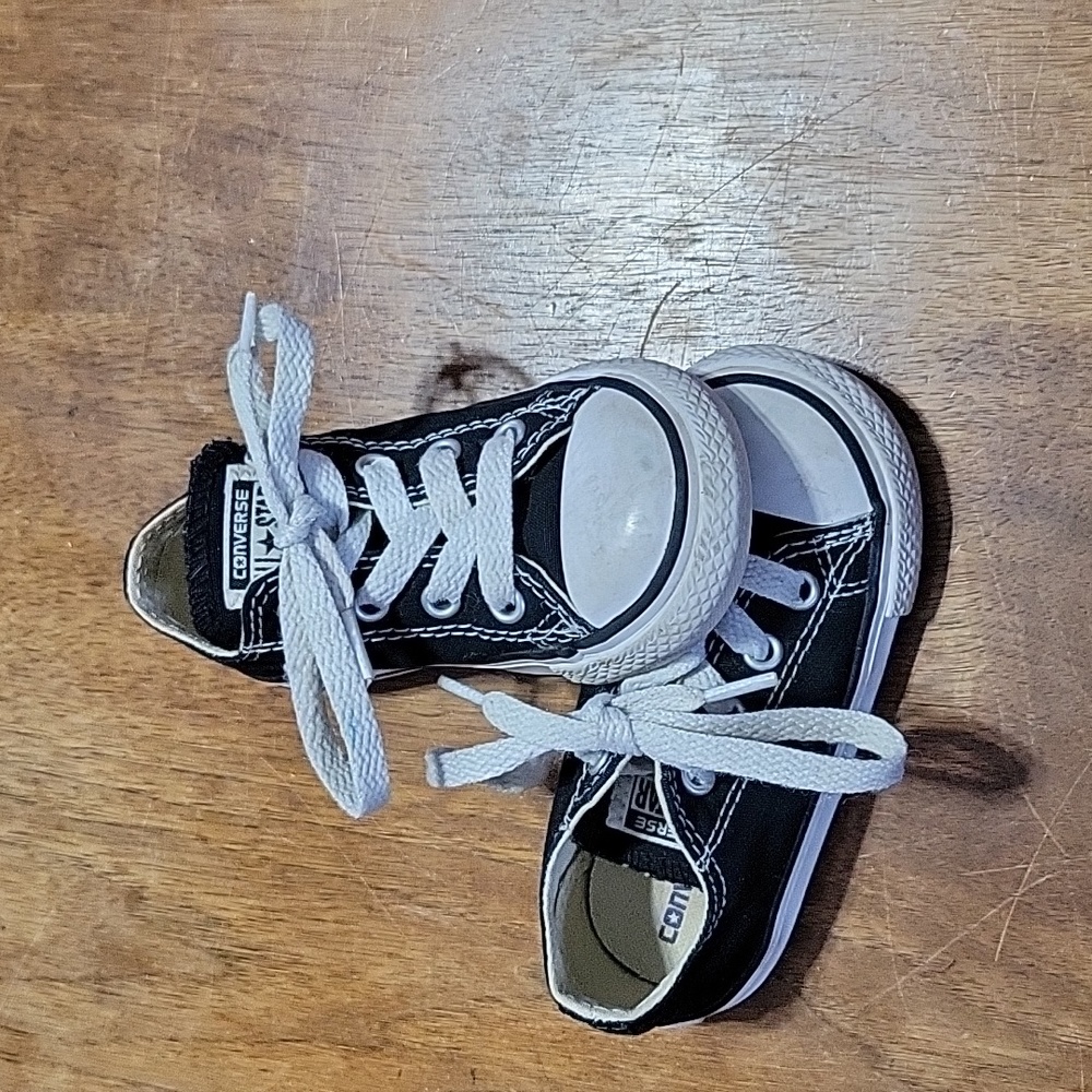 Toddler size 6 converse